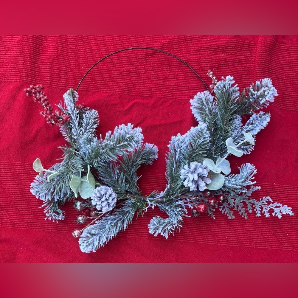 NWOT faux snowy pine, pinecones, & red berry Christmas Xmas wreath